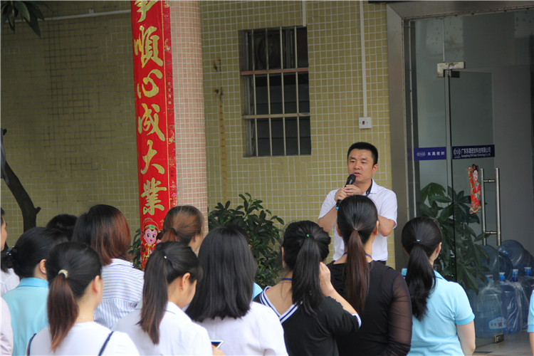 胡燕林總經(jīng)理鼓勵(lì)我們只有不斷學(xué)習(xí)進(jìn)步，我們“東晟人”才是“地表最強(qiáng)”者。而在這次的分享中最讓我們印象最深就是“藍(lán)絲帶”所帶給我們的愛與感恩！